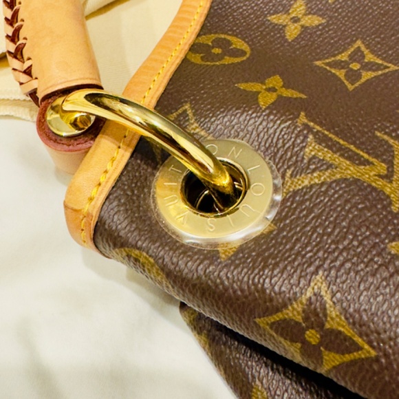 Louis Vuitton Monogram Artsy MM Bag - Picture 8 of 9